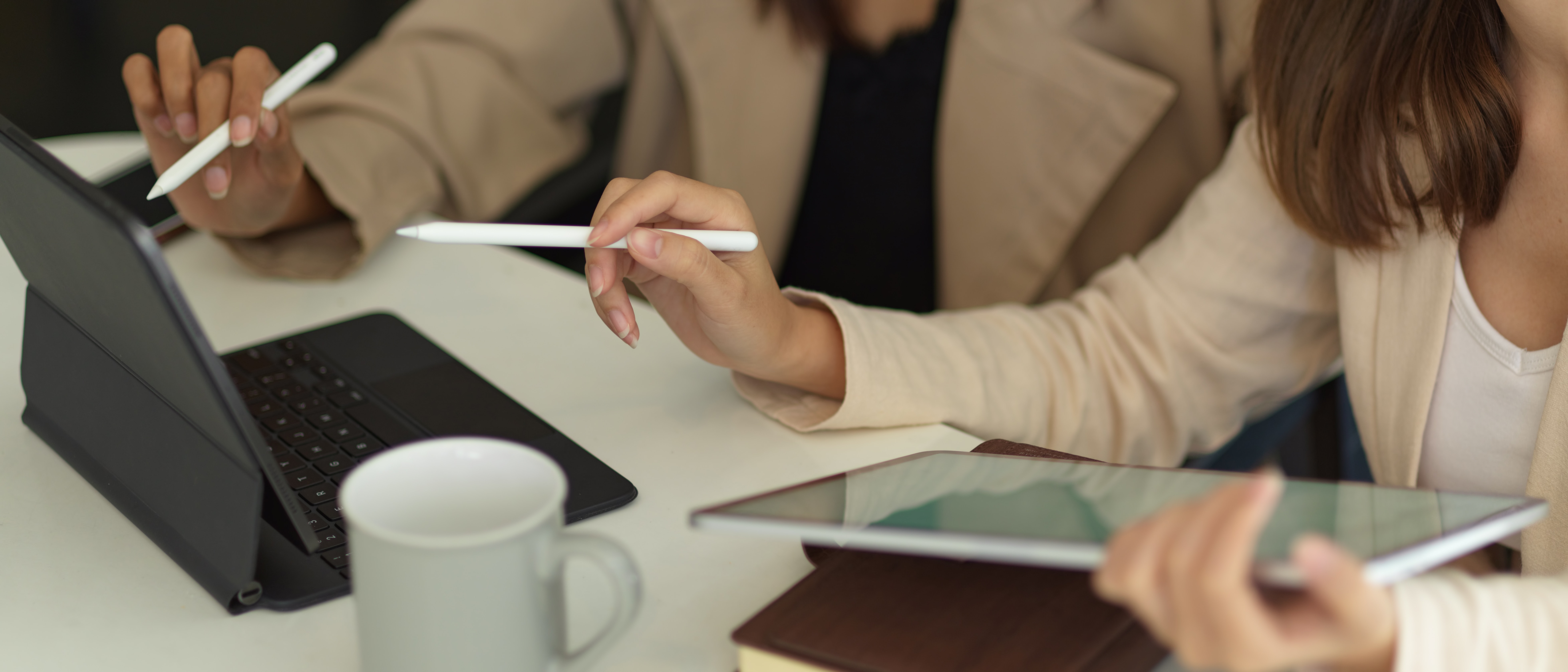 2 businesswomen working